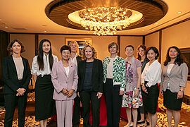 Steffi Lemke steht mit Teilnehmerinnen des Womens Leader Lunch in einer Reihe
