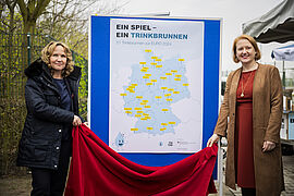 Bundesumweltministerin Steffi Lemke enthüllt zusammen mit Bundesfamilienministerin Lisa Paus die Deutschlandkarte mit den Trinkbrunnen-Standorten.