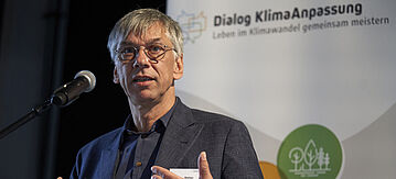 taatssekretär Stefan Tidow beim Dialog zur Klimaanpassung in Dessau-Roßlau